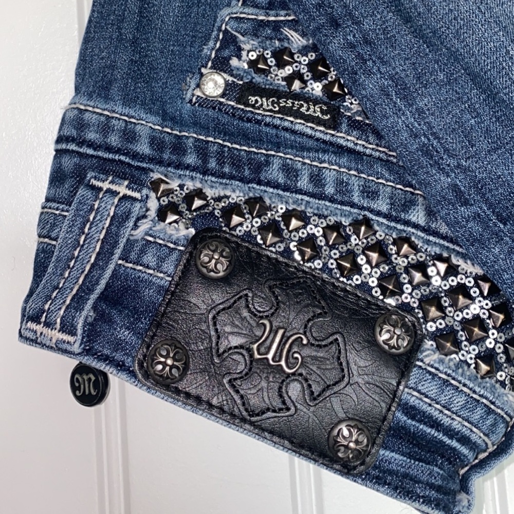 *Never worn* Miss Me Size 28 Mid-Rise Capris
